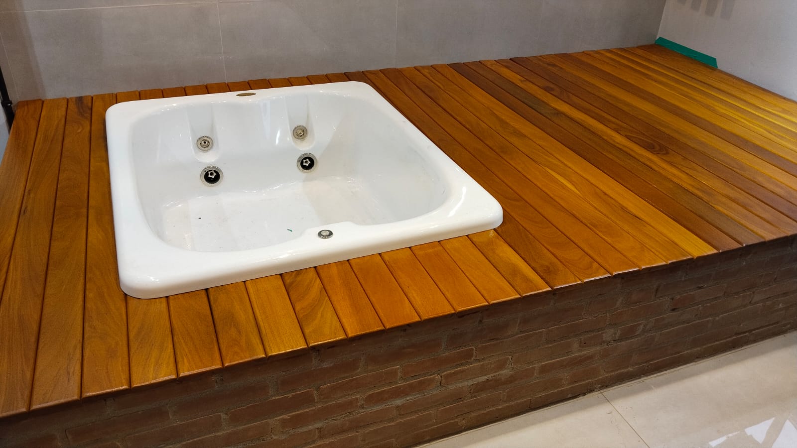 Deck de madeira nobre — detalhe do acabamento envernizado
