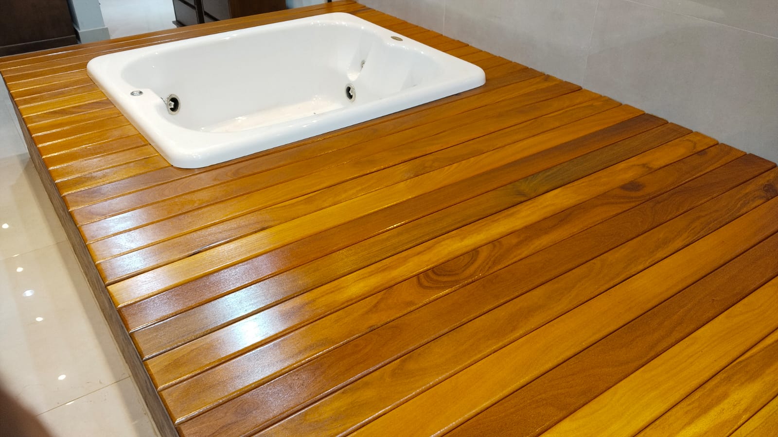 Deck de madeira nobre — projeto concluído ao redor do ofurô