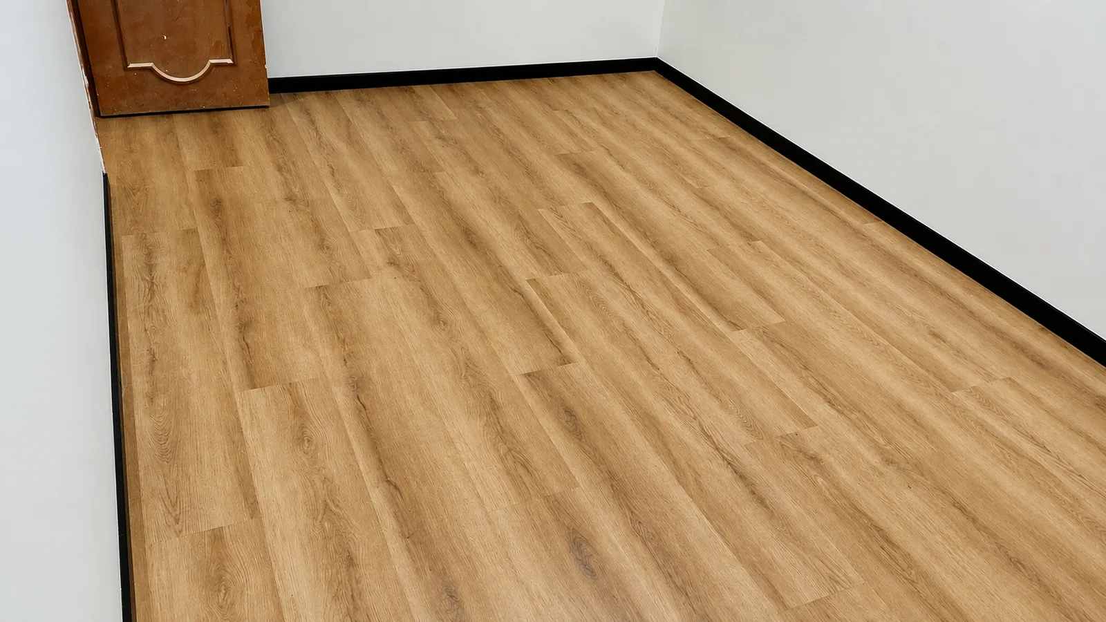 Instalação de piso vinílico Vexa 2mm com rodapé preto
