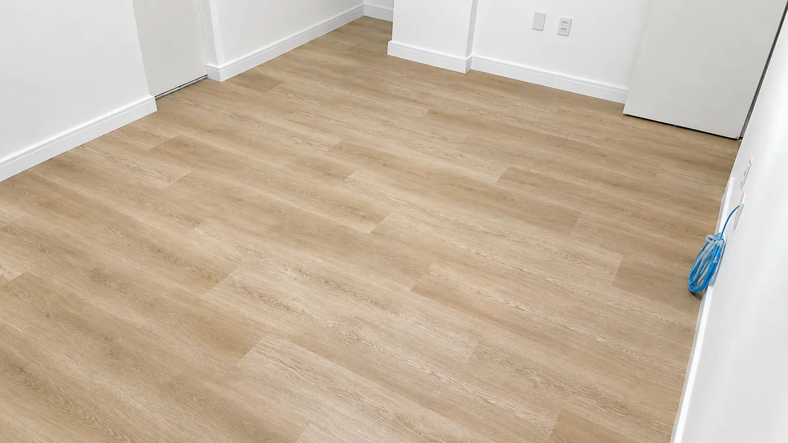Piso vinílico Vexa 2mm — acabamento e rodapé instalados